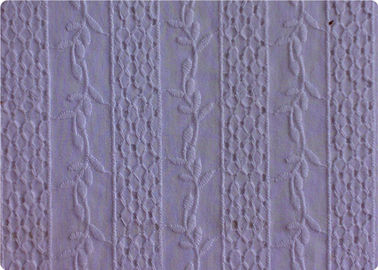 El traje/el vestido/la almohada bordaron la tela de tapicería/el paño bordado